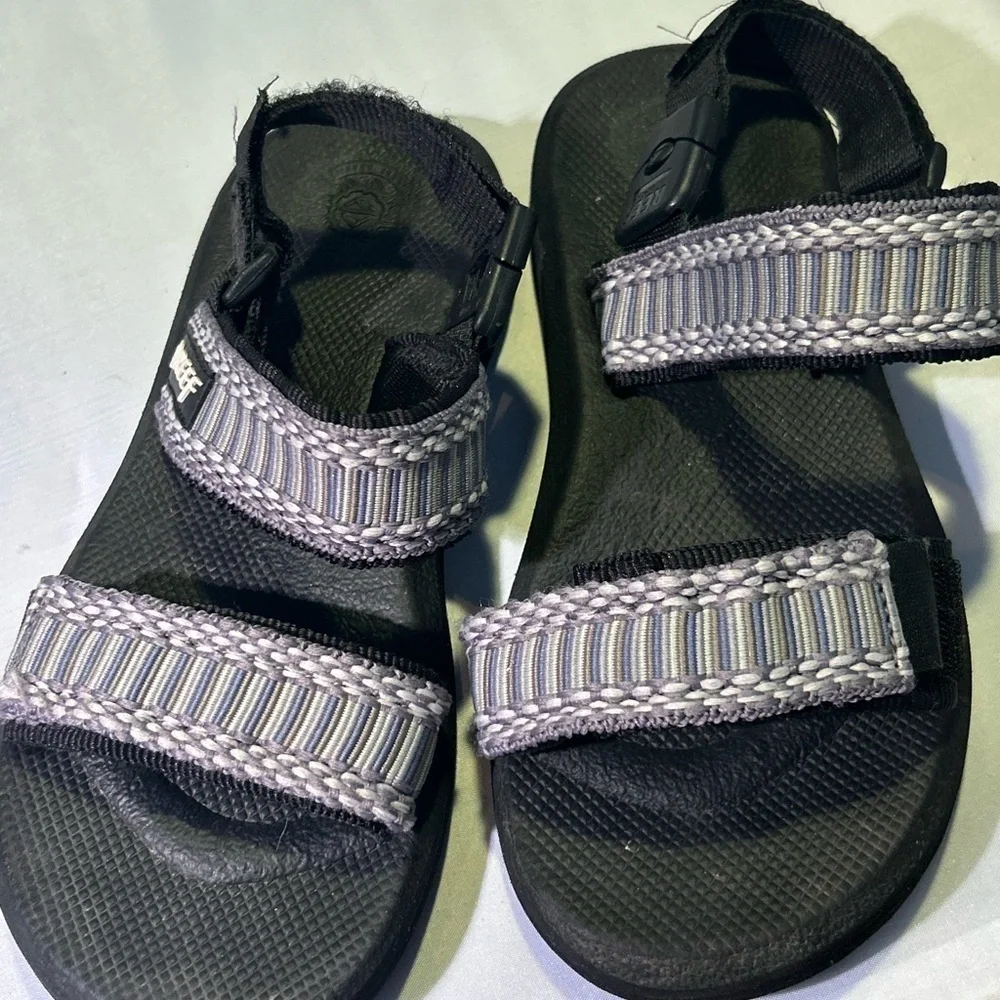 Reef Convertible Gray and Black Sandals Youth size 4